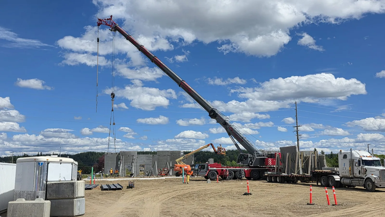 Crane and concrete wall installation at the RECPLACE construction site